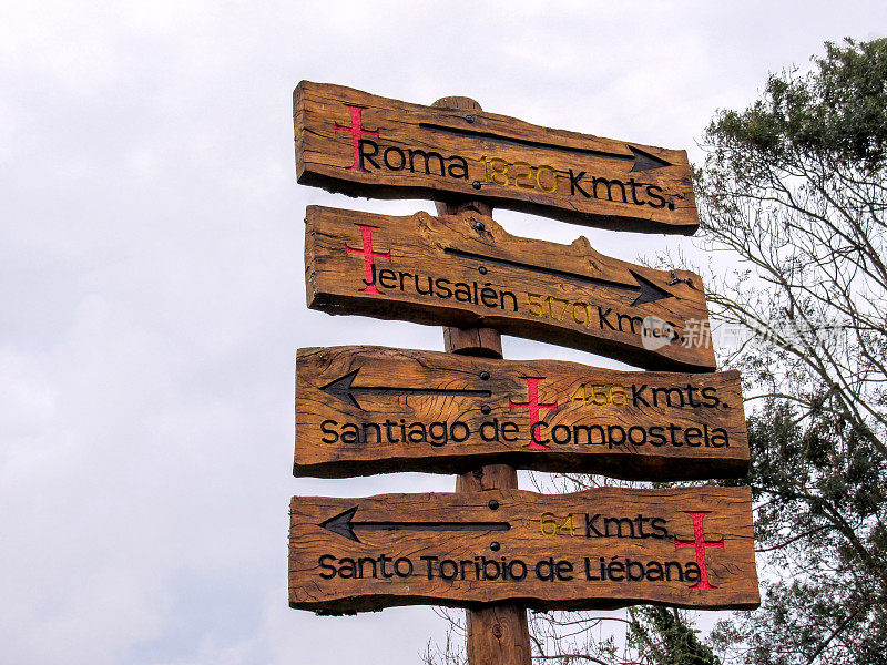 在Comillas, Cantabria, Camino del Norte, Northern Way of Saint James在西班牙的路标